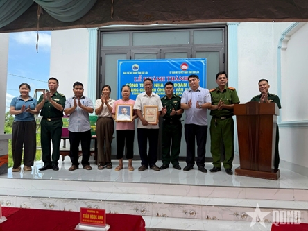 Dak Lak border guards present “Great unity” house to needy people